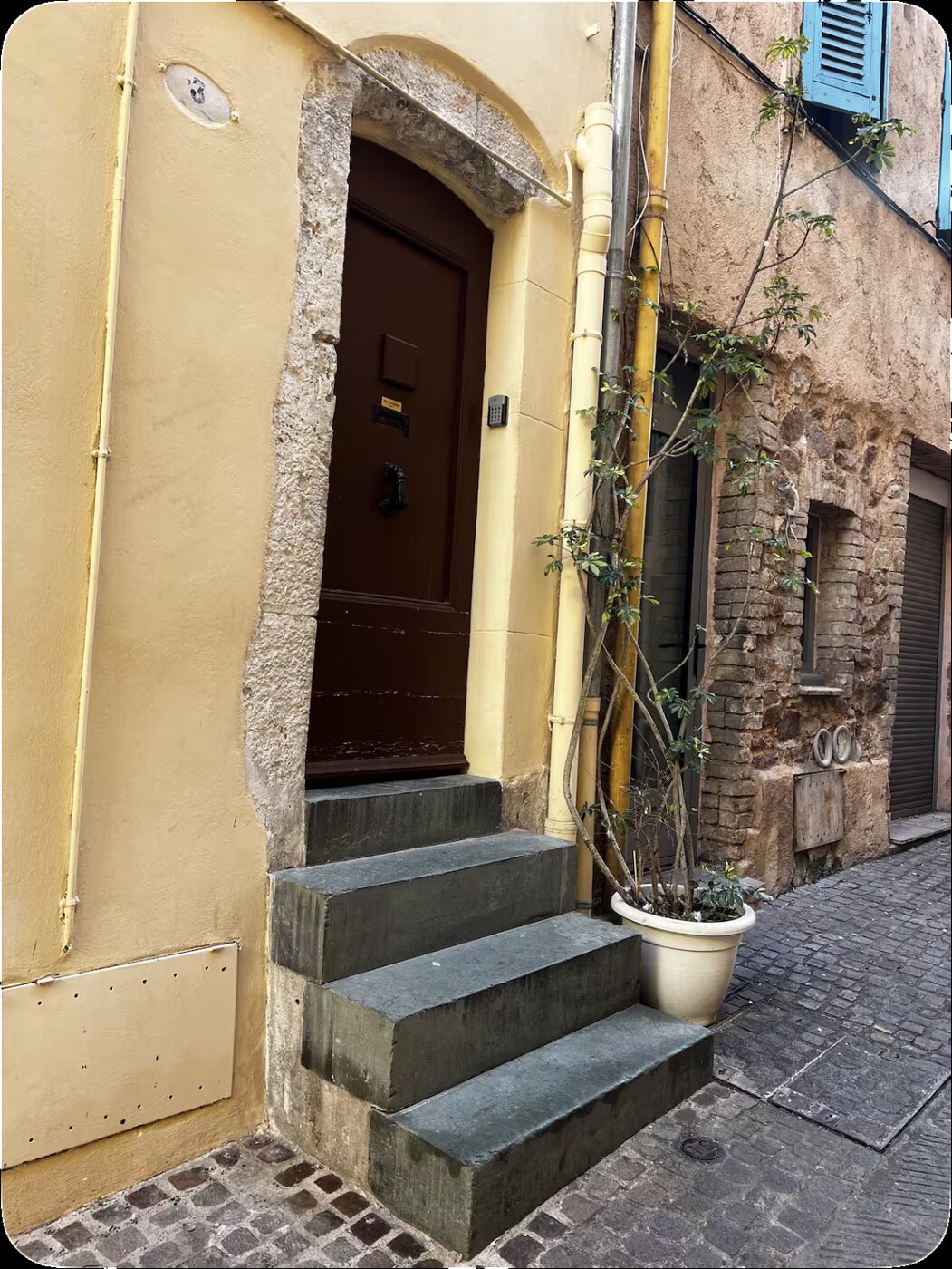 Entrée de l'immeuble, ruelle du Suquet, Cannes
