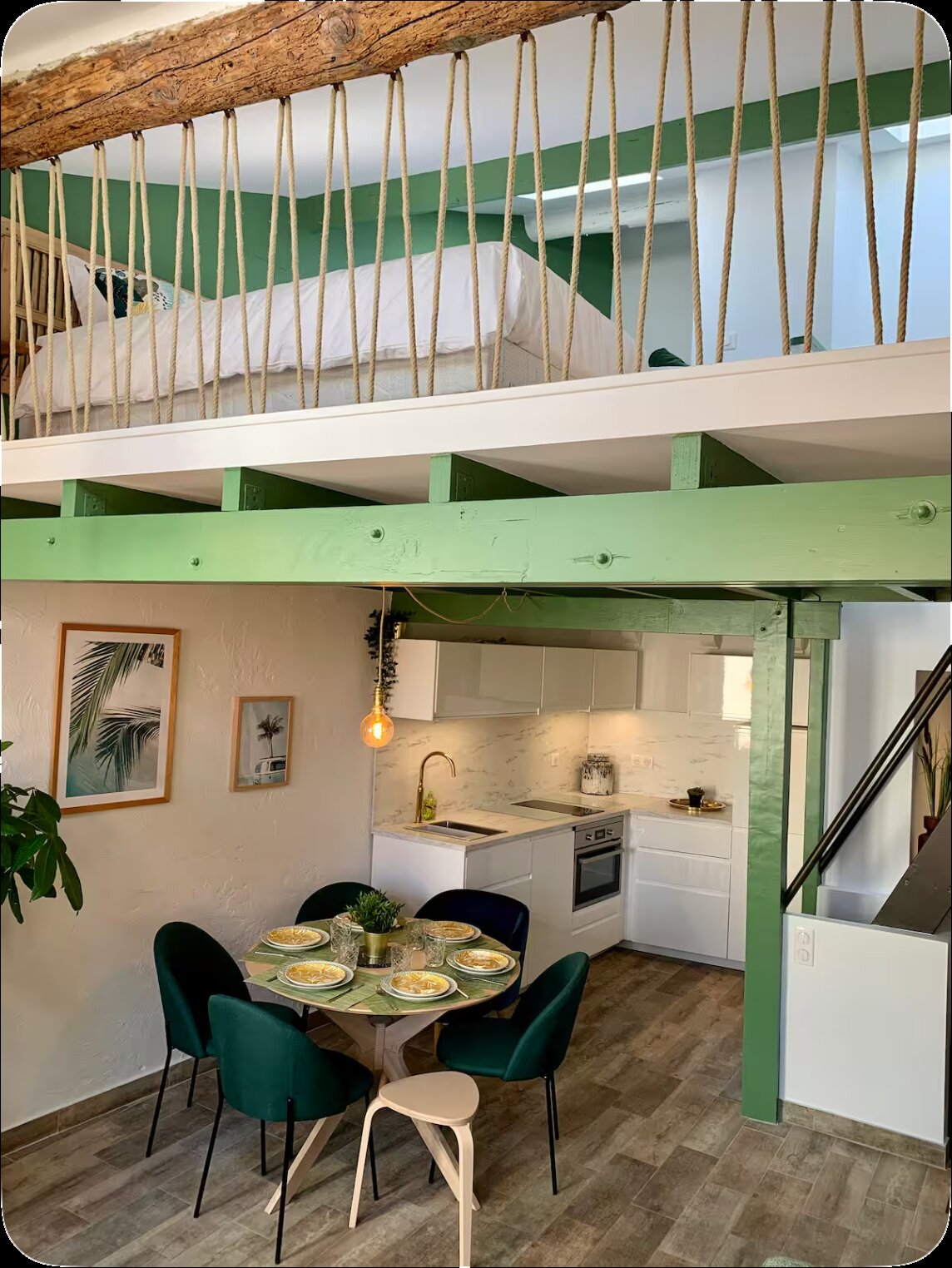 Mezzanine et cuisine de Casa Suquet, esprit méditerranéen