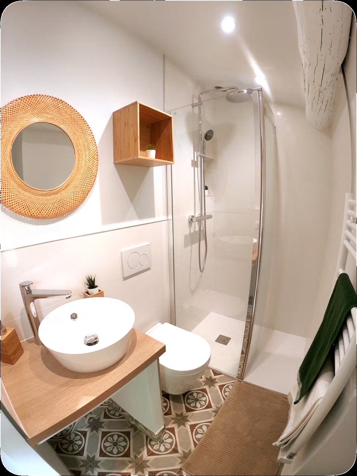 Salle de bain moderne Casa Suquet, douche à l'italienne